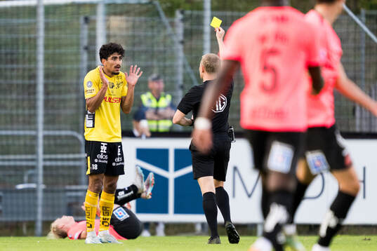 Elfsborgs Ahmed Qasem får gult kort