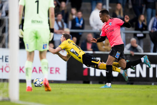 Elfsborgs Simon Hedlund och Halmstads Marcus Olsson