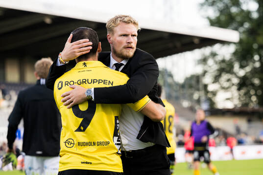 Elfsborgs Arber Zeneli och manager Oscar Hiljemark jublar