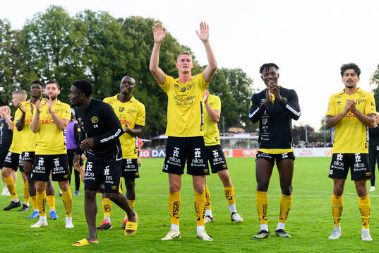 Elfsborgs Emil Holten jublar med lagkamraterna