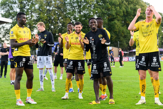 Elfsborgs Arber Zeneli jublar med lagkamraterna