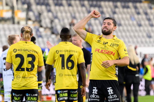 Elfsborgs Arber Zeneli jublar med lagkamraterna