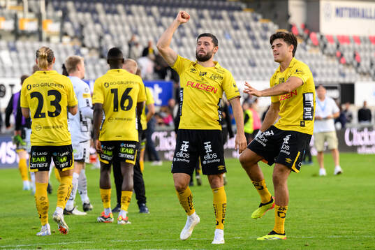 Elfsborgs Arber Zeneli och Besfort Zeneli jublar med