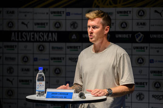Halmstads huvudtränare Johan Lindholm på en presskonferens