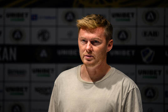 Halmstads huvudtränare Johan Lindholm på en presskonferens