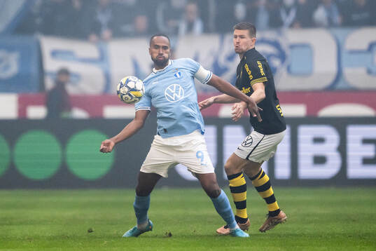 Malmö FFs Isaac Kiese Thelin och AIKs Mads Døhr Thychosen