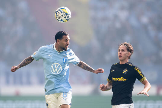 Malmö FFs Sergio Pena och AIKs Onni Valakari