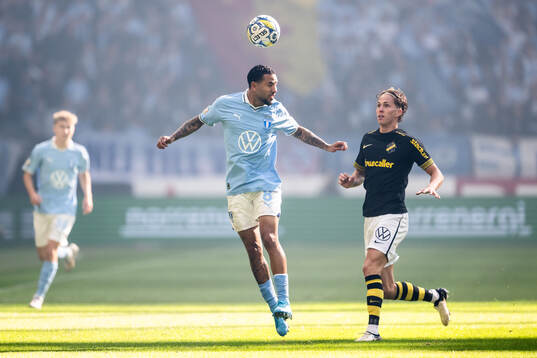 Malmö FFs Sergio Pena och AIKs Onni Valakari