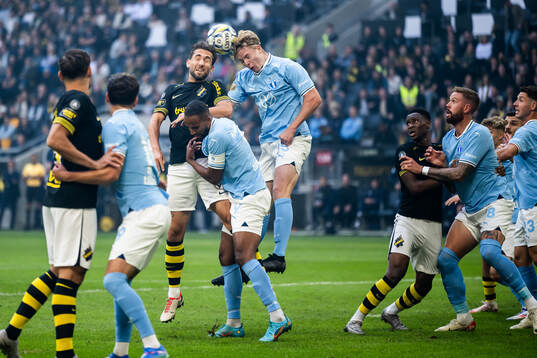 AIKs Benjamin Tiedemann Hansen och Malmö FFs Nils