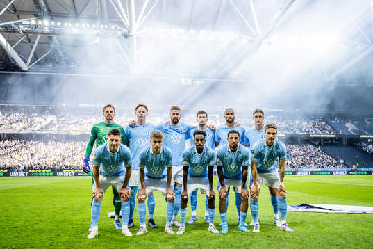 Malmö FFs startelva ställer upp för en lagbild