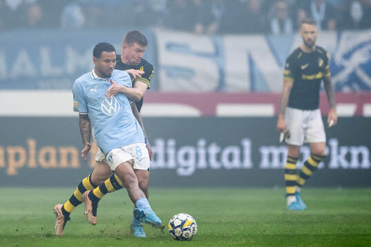 Malmö FFs Sergio Pena och AIKs Mads Døhr Thychosen