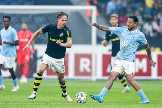 AIKs Onni Valakari och Malmö FFs Sergio Pena