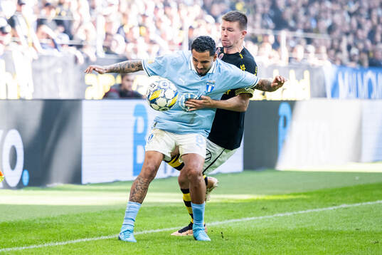 Malmö FFs Sergio Pena och AIKs Mads Døhr Thychosen