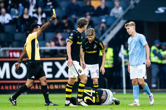 Malmö FFs Hugo Bolin får gult kort