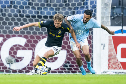 AIKs Onni Valakari och Malmö FFs Sergio Pena