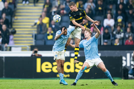 AIKs Mads Døhr Thychosen mot Malmö FFs Sergio Pena och