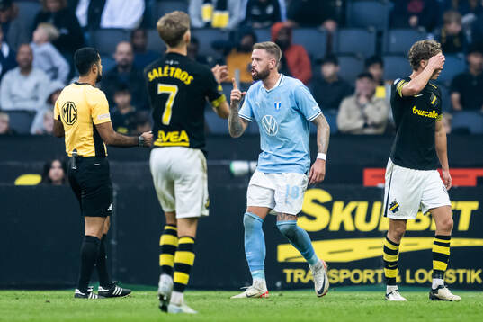 Malmö FFs Pontus Jansson reagerar mot Domare Mohammed