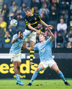 AIKs Mads Døhr Thychosen mot Malmö FFs Sergio Pena och