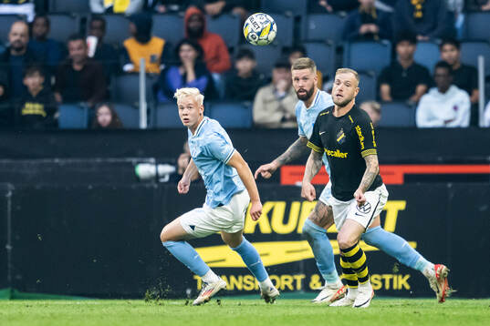 AIKs John Guidetti mot Malmö FFs Otto Rosengren och Pontus