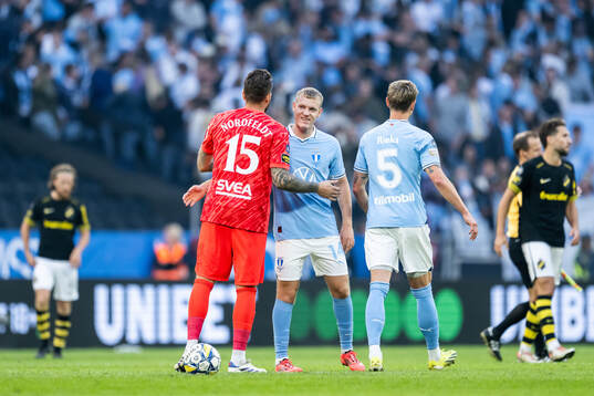 AIKs målvakt Kristoffer Nordfeldt och Malmö FFs Sebastian