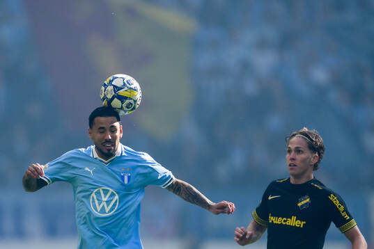 Malmö FFs Sergio Pena och AIKs Onni Valakari