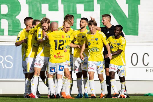 Falkenbergs Hugo Tilly jublar med lagkamrater