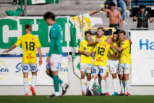Falkenbergs Hugo Tilly jublar med lagkamrater