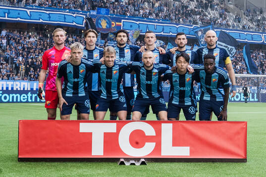 Djurgårdens startelva ställer upp för en lagbild