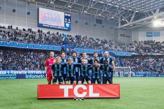 Djurgårdens startelva ställer upp för en lagbild