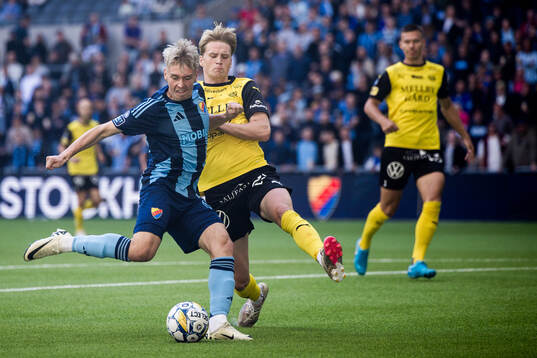 Djurgårdens Santeri Haarala och Mjällbys Jacob Kiilerich