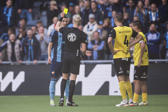 Djurgårdens Haris Radetinac får gult kort