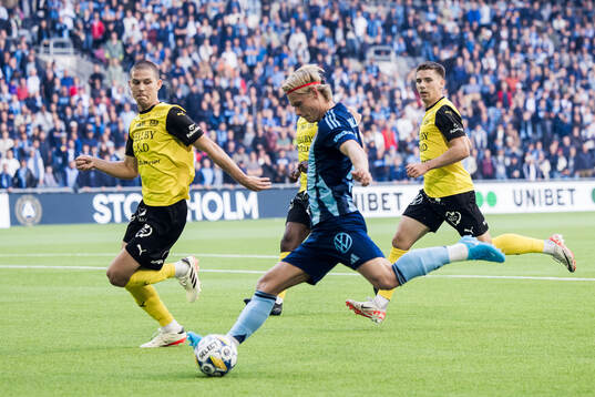 Djurgårdens Tobias Gulliksen och Mjällbys Arvid Brorsson