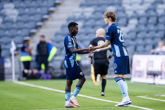 Djurgårdens August Priske Flyger och Tokmac Nguen i byte