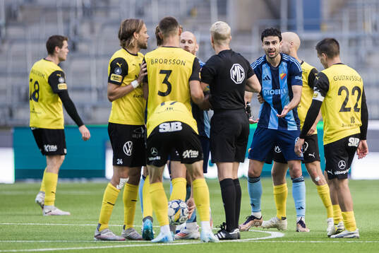 Mjällbys Elliot Stroud och Djurgårdens Tobias Gulliksen