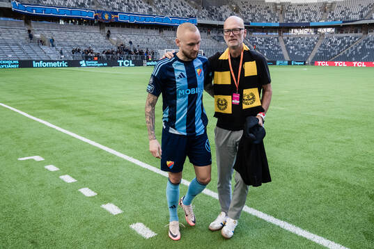 Djurgårdens Adam Ståhl och Mjällbys ordförande Magnus