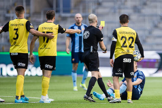 Djurgården Tobias Gulliksen får ett gult kort