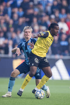 Djurgården Santeri Haarala och Mjällbys Manasse Kusu