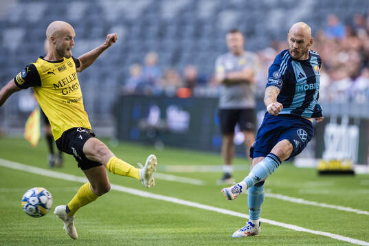 Djurgården Magnus Eriksson och Mjällbys Viktor Gustafson