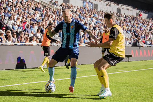 Djurgården Adam Ståhl och Mjällbys Elliot Stroud