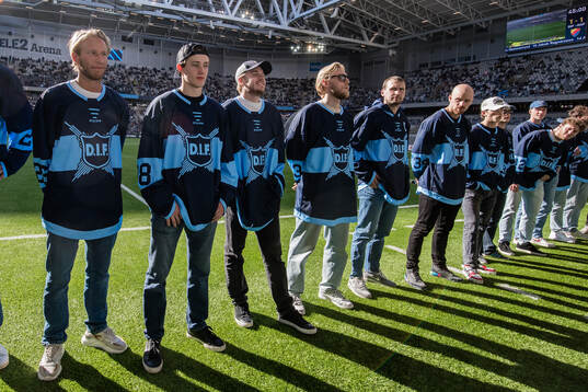 Fredric Weigel med lagkamrater när Djurgårdens hockeys