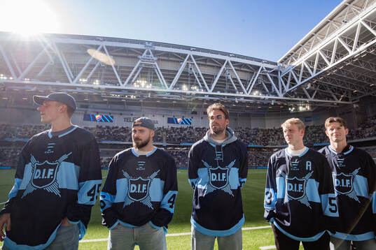 Djurgårdens hockeys Dick Axelsson med lagkamrater