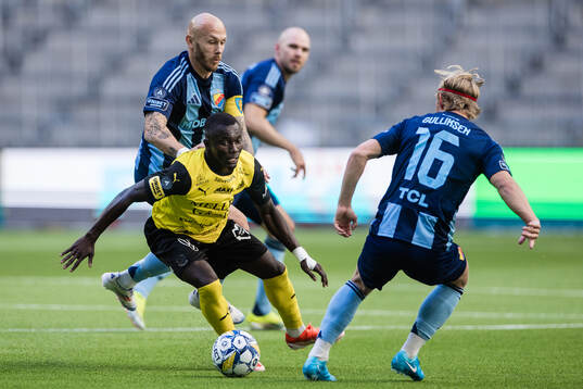 Djurgården Magnus Eriksson och Mjällbys Abdoulie Manneh