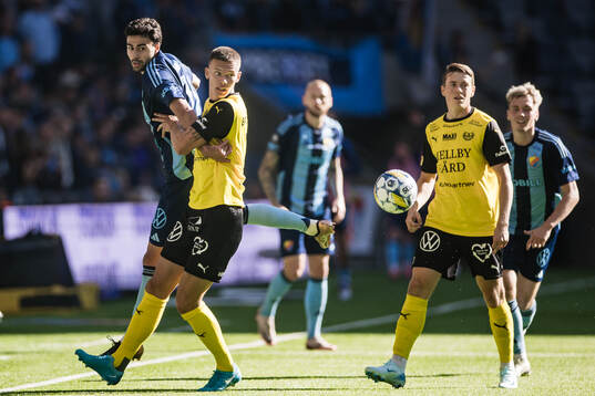 Djurgården Deniz Hümmet och Mjällbys Arvid Brorsson