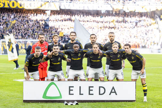AIKs startelva ställer upp för en lagbild