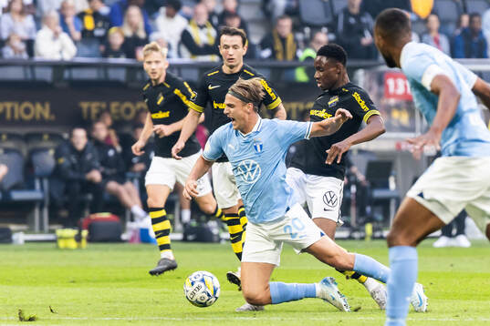 Malmö FFs Erik Botheim och AIKs Mouhamed Lamine Fanne Dabo