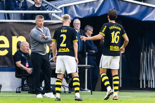 AIKs tränare Mikkjal Thomassen med Eskil Edh och Benjamin
