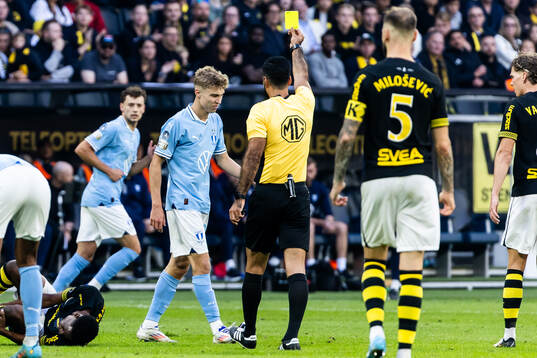 Malmö FFs Hugo Bolin får gult kort