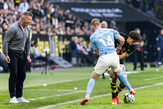 AIKs tränare Mikkjal Thomassen bredvid AIKs Taha Ayari och