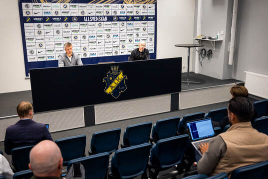 AIKs tränare Mikkjal Thomassen och Malmö FFs tränare