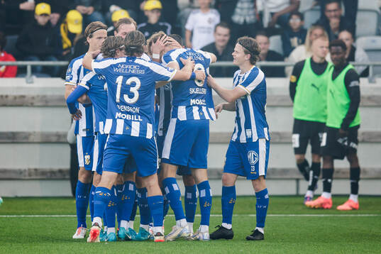 IFK Göteborgs Paulos Abraham jublar med lagkamrater